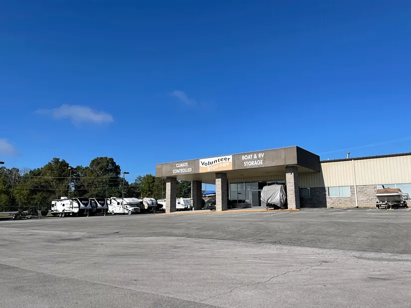 Exterior view of Volunteer Storage Lenoir City facility with vehicle storage in the background.