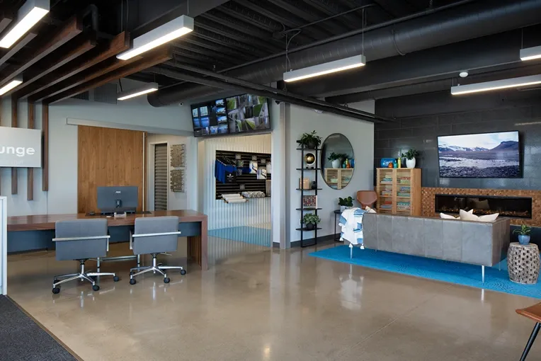 Tenant lounge at Storage Lounge with seating area and workstations.